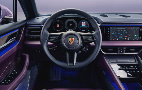 Черный кожаный салон автомобиля Porsche Macan 4 2024 года