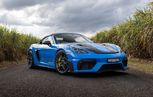 Голубой автомобиль Porsche 718 Spyder RS Weissach Package 2024 года
