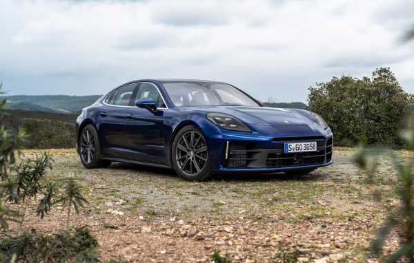 Синий автомобиль Porsche Panamera 4 2024 года