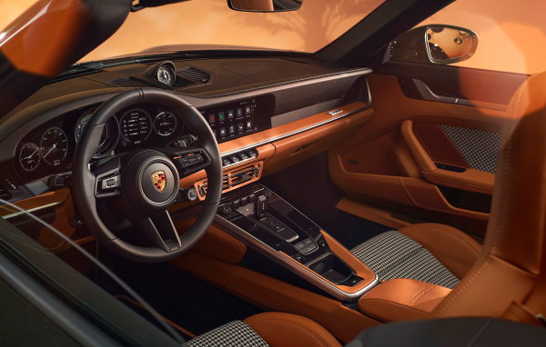 Коричневый кожаный салон автомобиля Porsche 911 Turbo S Cabriolet