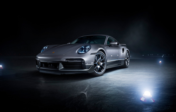 Быстрый серебристый автомобиль Porsche 911 Turbo S