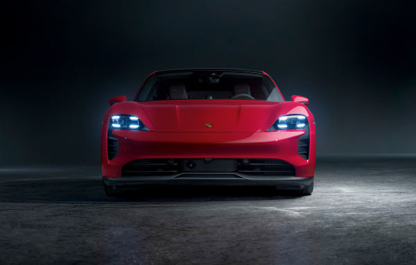 Вид спереди на автомобиль Porsche Taycan GTS