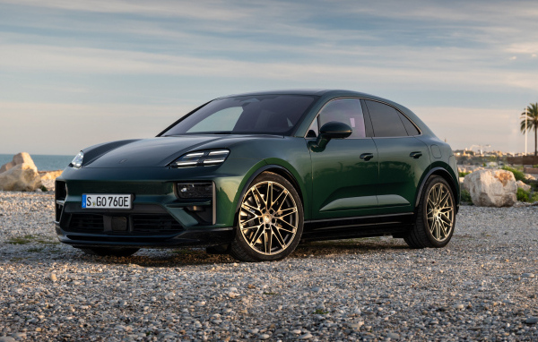Зеленый автомобиль Porsche Macan Turbo 2024 года
