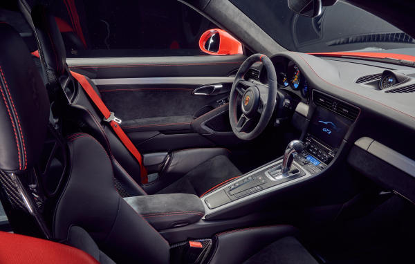 Салон спортивного автомобиля Porsche 911 GT3
