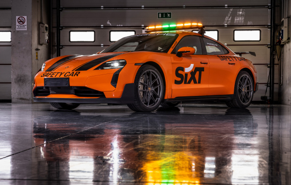 Оранжевый автомобиль Porsche Taycan Turbo GT SIXT Carrera Cup Deutschland Safety Car 2024 года