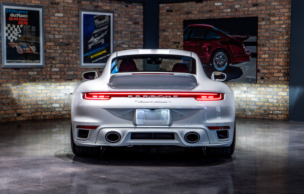 Автомобиль Porsche 911 Sport Classic вид сзади