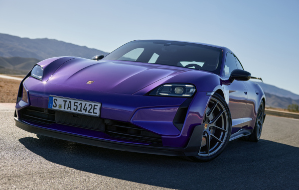 Фиолетовый автомобиль  Porsche Taycan Turbo GT Weissach Package 2024 года
