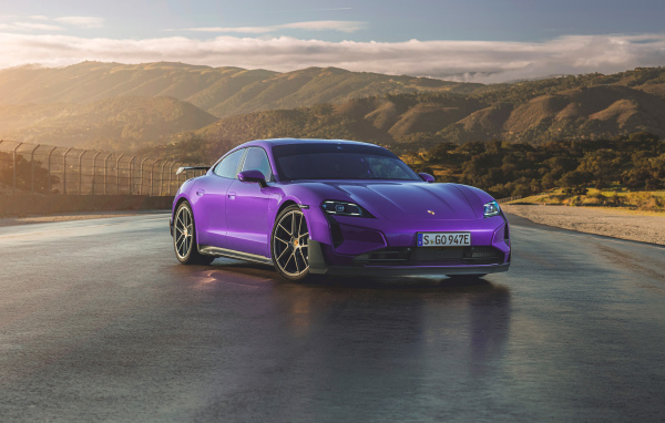 Фиолетовый автомобиль Porsche Taycan Turbo GT Weissach Package 2024 года вид спереди