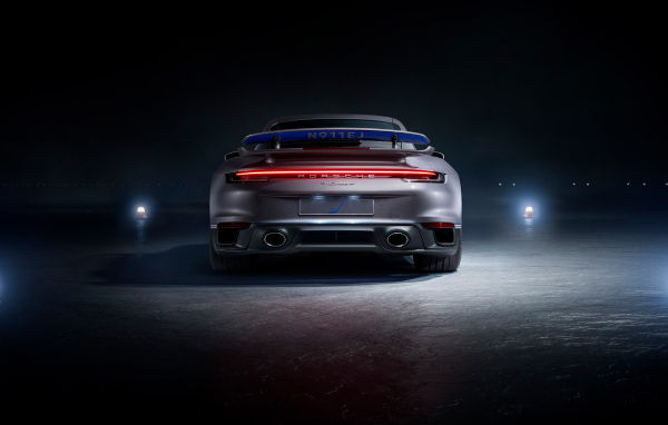 Вид сзади на автомобиль Porsche 911 Turbo S