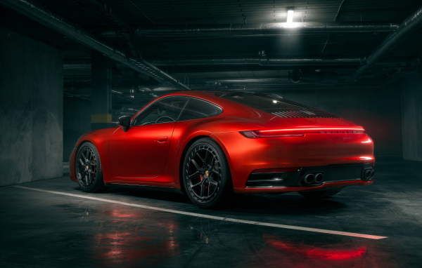 Вид сзади на красный автомобиль Porsche 911 Carrera S