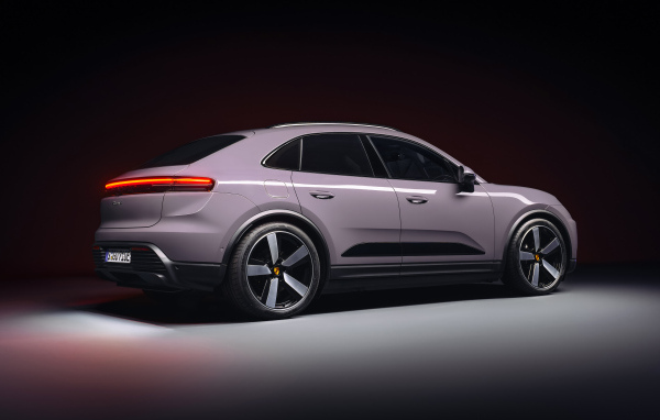 Вид сзади на автомобиль Porsche Macan 4 2024 года