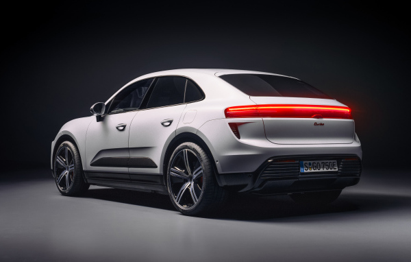 Вид сзади на автомобиль Porsche Macan Turbo 2024 года
