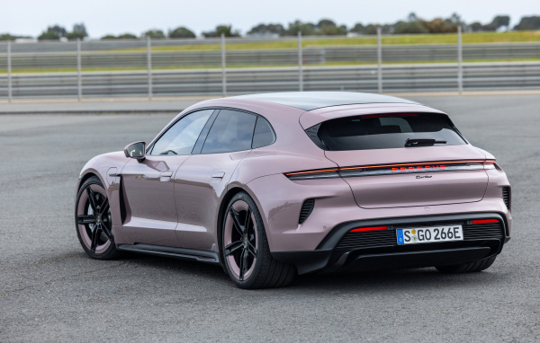 Вид сзади на автомобиль Porsche Taycan Turbo Sport Turismo 2024 года