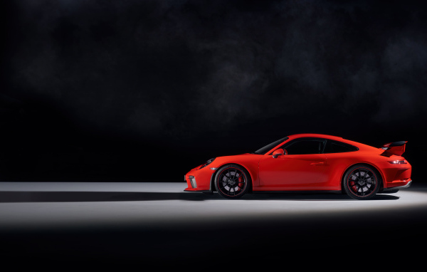 Красный автомобиль Porsche 911 GT3 вид сбоку