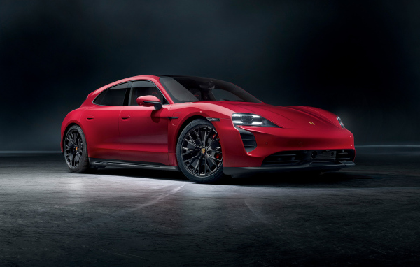 Красный автомобиль Porsche Taycan GTS