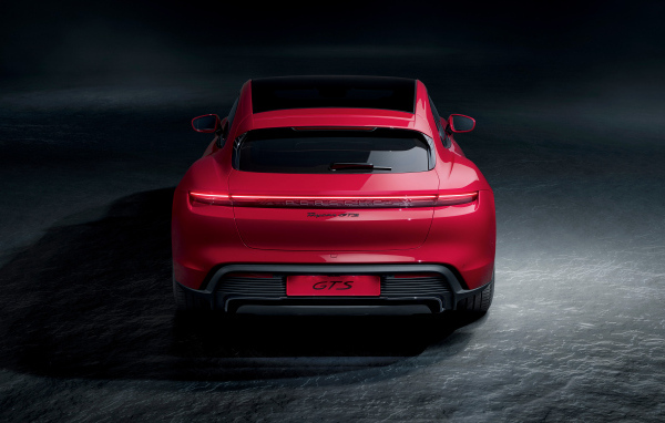 Красный автомобиль Porsche Taycan GTS  вид сзади