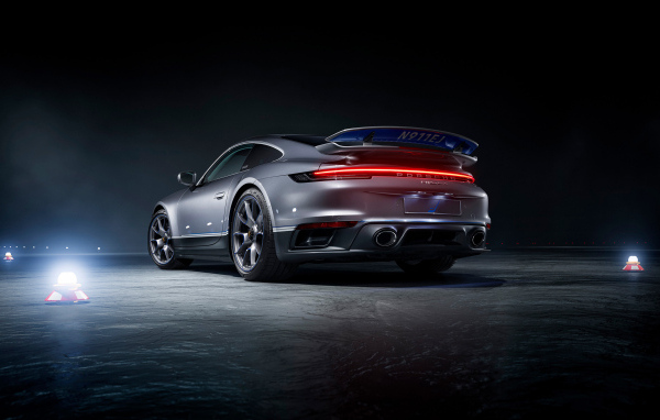 Серебристый автомобиль Porsche 911 Turbo S вид сзади