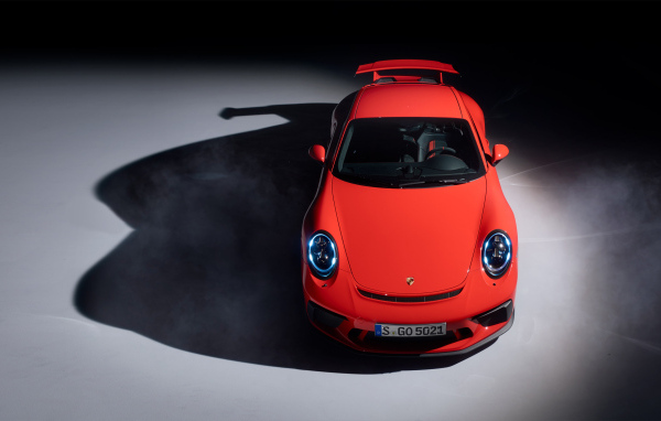 Вид сверху на красный автомобиль Porsche 911 GT3