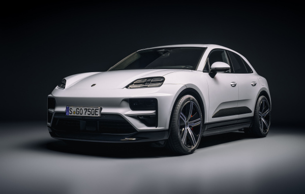 Белый внедорожник Porsche Macan Turbo 2024 года