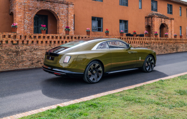 Автомобиль Rolls-Royce Spectre 2023 года вид сзади