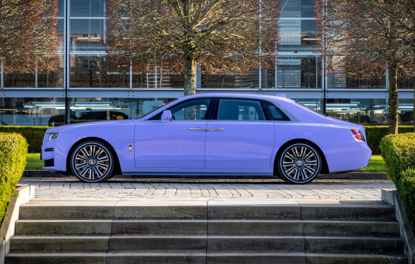 Автомобиль Rolls-Royce Ghost Extended Expressionism 2024 года вид сбоку