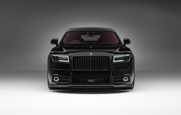 Черный автомобиль  Rolls-Royce Ghost  вид спереди