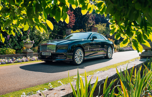 Черный Rolls-Royce Spectre на дороге