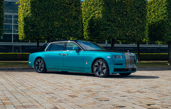 Голубой автомобиль Rolls-Royce Phantom