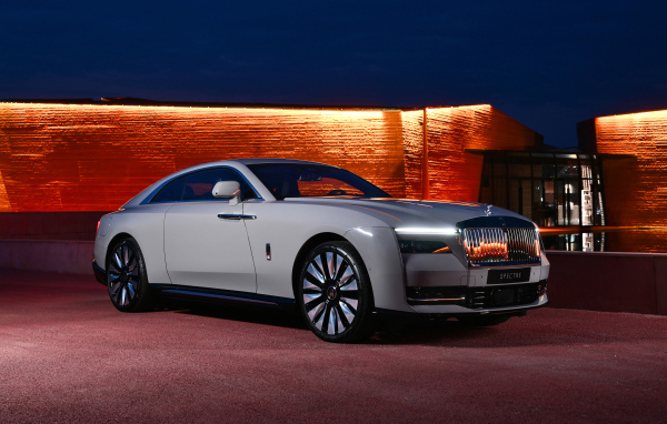 Дорогой автомобиль Rolls-Royce Spectre у здания