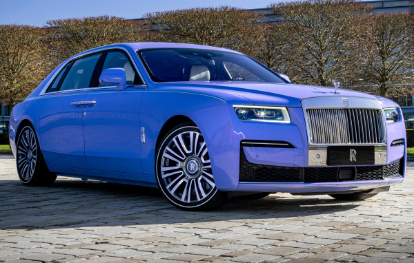Дорогой автомобиль Rolls-Royce Ghost Extended Expressionism 2024 года
