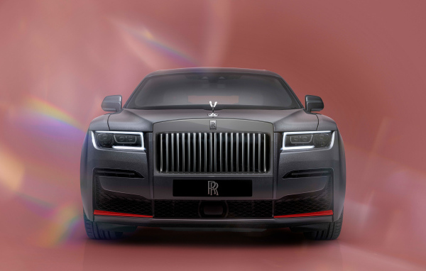 Дорогой автомобиль Rolls-Royce Ghost Prism  вид спереди