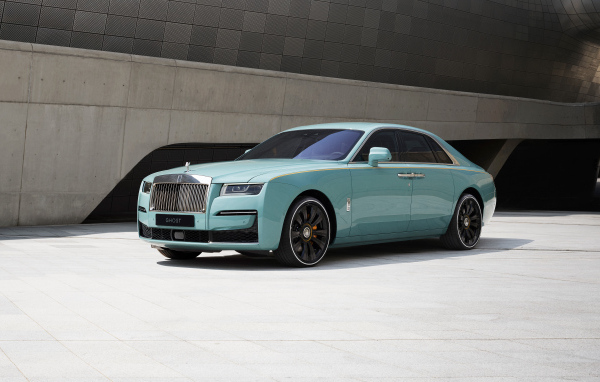 Дорогой престижный автомобиль Rolls-Royce Ghost