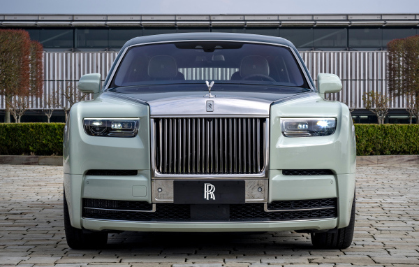 Вид спереди на автомобиль Rolls-Royce Phantom EWB Magnetism 2024 года