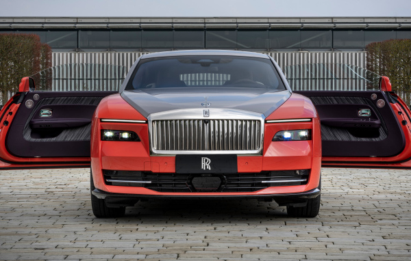 Вид спереди на автомобиль Rolls-Royce Spectre Escapism 2024 года