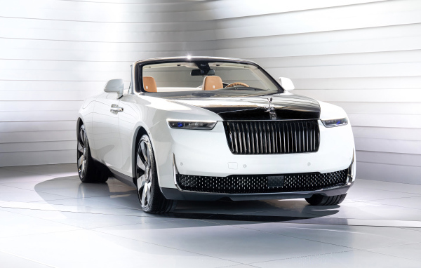 Вид спереди на автомобиль Rolls-Royce Arcadia Droptail