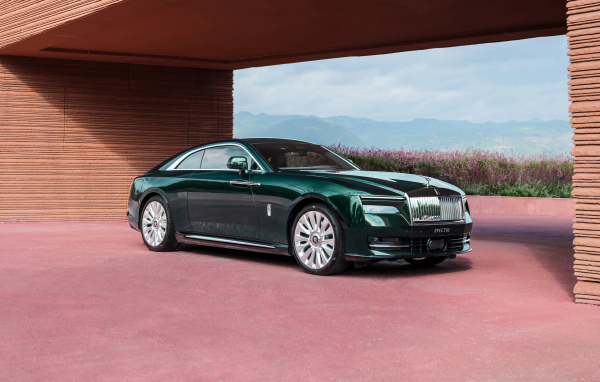 Зеленый автомобиль Rolls-Royce Spectre
