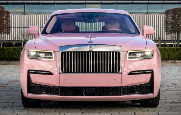 Розовый автомобиль Rolls-Royce Ghost вид спереди