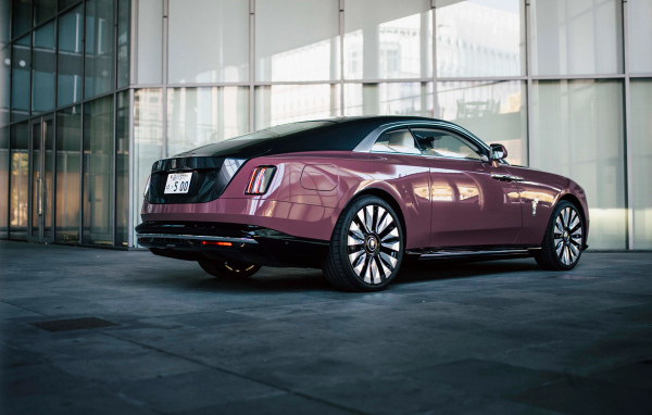 Вид сзади на автомобиль Rolls-Royce Spectre 2024 года