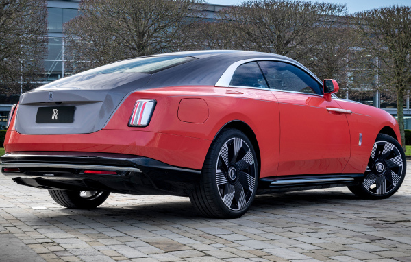 Вид сзади на автомобиль Rolls-Royce Spectre Escapism 2024 года