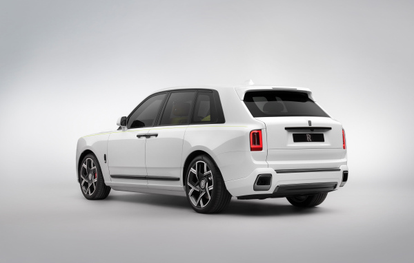 Вид сзади на автомобиль Rolls-Royce Black Badge Cullinan Series II