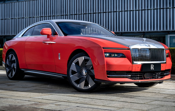 Красный автомобиль Rolls-Royce Spectre Escapism 2024 года