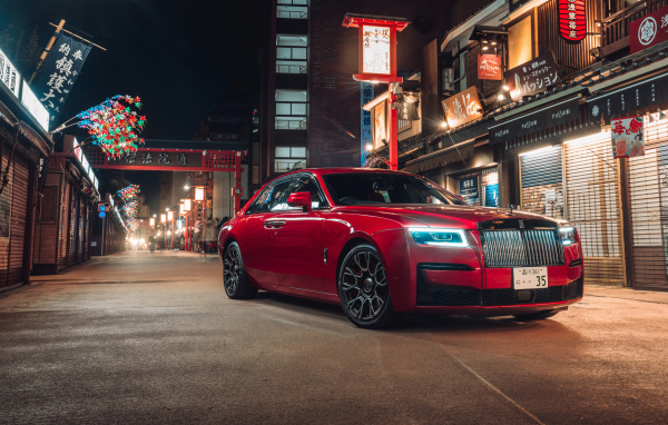 Красный стильный автомобиль Rolls-Royce Ghost Black Badge