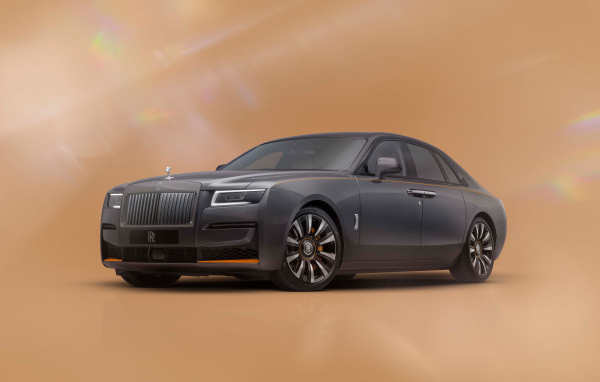 Автомобиль Rolls-Royce Ghost Prism Gunmetal Grey With Mandarin  на коричневом фоне