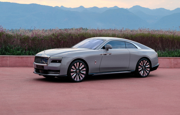 Автомобиль  Rolls-Royce Spectre