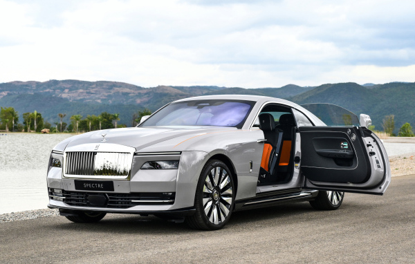 Открытая дверь автомобиля Rolls-Royce Spectre