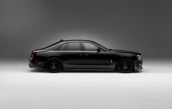Вид сбоку на черный автомобиль Rolls-Royce Ghost