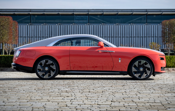Вид сбоку на автомобиль  Rolls-Royce Spectre Escapism 2024 года