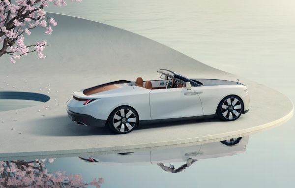 Вид сбоку на автомобиль Rolls-Royce Arcadia Droptail