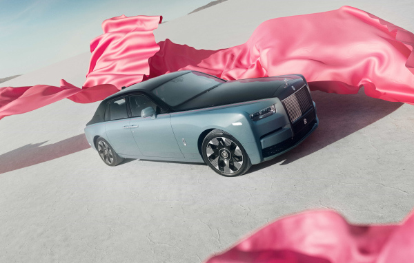 Серебристый автомобиль Rolls-Royce Phantom VIII Series II с розовыми лентами