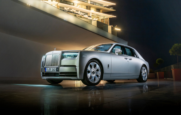 Серебристый дорогой автомобиль Rolls-Royce Phantom